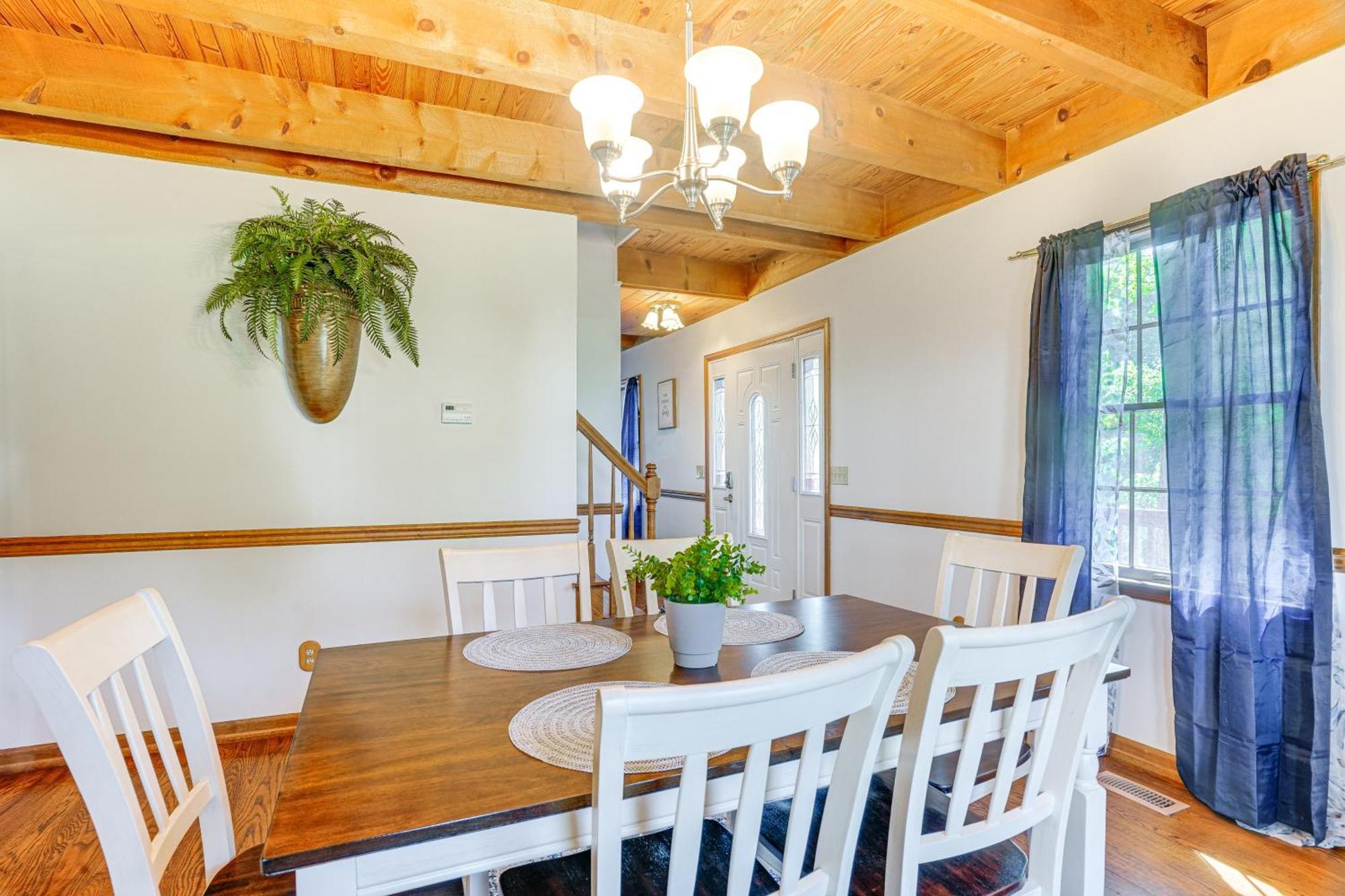 With Screened Porch And Gas Grill! *